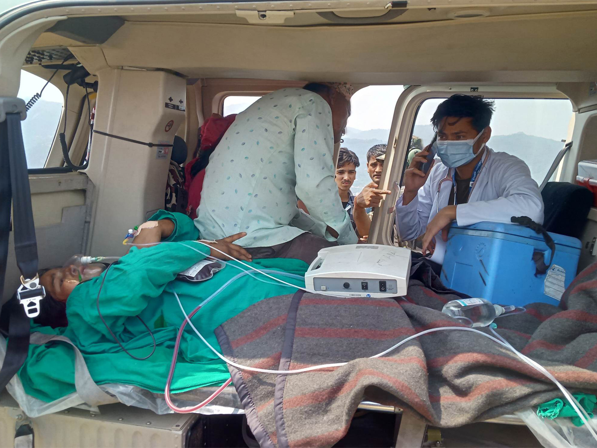 बैतडीबाट एक सुत्केरी महिलाको हवाई उद्धार 